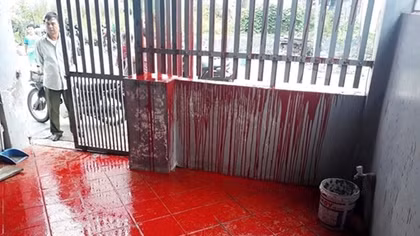 Một gia đình ở Hải Phòng nửa đêm bị đổ sơn đỏ vào cửa nhà