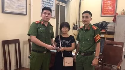 Công an phường Phạm Đình Hổ trao trả ví tiền cho người mất