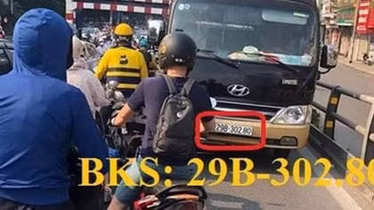 Phạt 1 triệu, tước GPLX 2 tháng tài xế ô tô khách vượt phải cầu Thái Hà