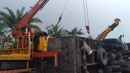 Xe tải nổ lốp, hàng tấn gỗ đổ ra đường Võ Nguyên Giáp 