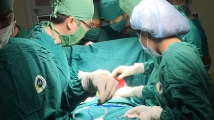 Cứu nam thanh niên bị lưỡi cưa văng trúng bụng, ruột trào ra ngoài