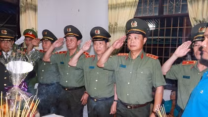 Nước mắt tiễn biệt các cán bộ hy sinh trong ca trực đêm