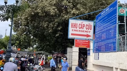 Bé 6 tháng tuổi kẹt giữa khe giường và tường tử vong thương tâm