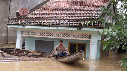 Áp thấp nhiệt đới đang càn quét vùng biển Bình Thuận - Vũng Tàu, lũ lên nhanh 