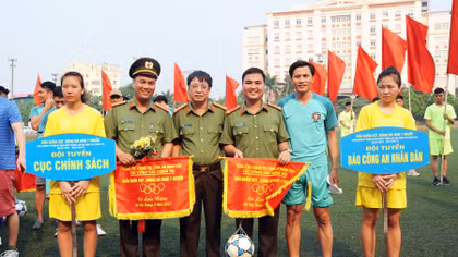 Khai mạc giải quần vợt, bóng đá nam 7 người 