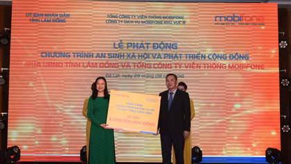 Trao 1.200 suất học bổng cho trẻ em nghèo tỉnh Lâm Đồng 