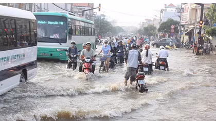 Triều cường lên cao, TP Hồ Chí Minh đối mặt nguy cơ ngập úng 