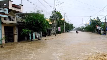 Áp thấp nhiệt đới suy yếu, lũ lên cao tại Nam Trung Bộ 
