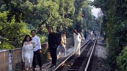 Thu về, giới trẻ kéo nhau check-in phố đường tàu