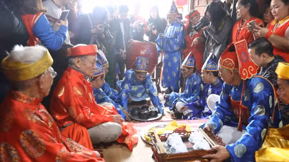 Dân làng Thị Cấm thi kéo lửa thổi cơm ngày đầu Xuân