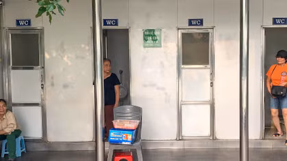Nhà vệ sinh công cộng miễn phí vẫn thu tiền ở Hà Nội
