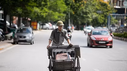 Người dân Thủ đô chật vật dưới cái nóng hơn 40 độ