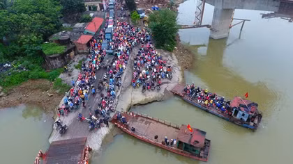 Mặc lệnh cách ly xã hội, nghìn người vẫn chen nhau lên phà Tuần Mây