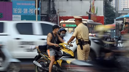 Đầu trần chạy xe máy, nam sinh "ngơ ngác" khi bị CSGT thổi phạt