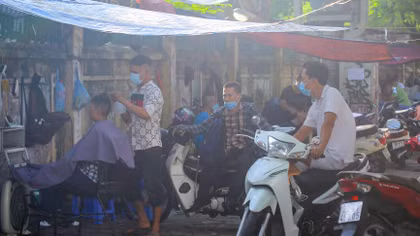 Hà Nội trước 0h đêm nay: hàng quán vắng vẻ, tiệm cắt tóc tấp nập 