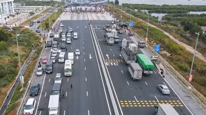 Hàng nghìn người xếp hàng trên cao tốc trở về Quảng Ninh đón Tết