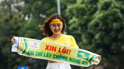 CĐV Sông Lam Nghệ An diễu hành đón đội nhà tại Hà Nội