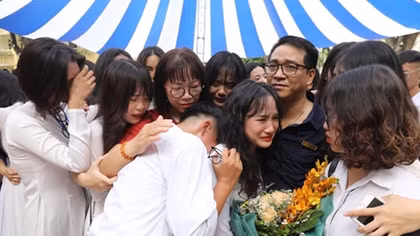 Nữ sinh lớp 12 nghẹn ngào trong ngày chia tay mái trường THPT
