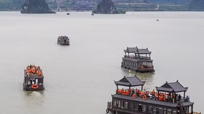 Hơn 1 vạn du khách đội mưa vãn cảnh Tam Chúc