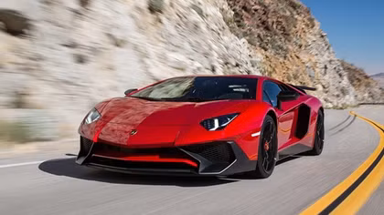 Bugatti Chiron và Lamborghini Aventador SV đua nhau mắc… lỗi