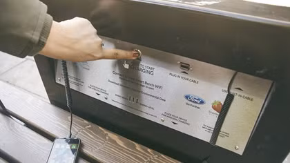 Ford giúp người đi bộ có thể sạc điện thoại ở ngoài trời