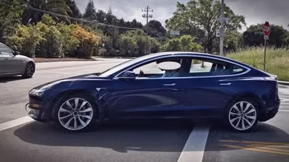 Tesla công khai chạy thử Model 3 trên đường phố Mỹ