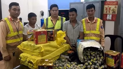 CSGT thu giữ hàng trăm quả pháo hình lựu đạn 