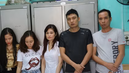 Nhóm nam nữ thanh niên sử dụng ma túy trong quán karaoke