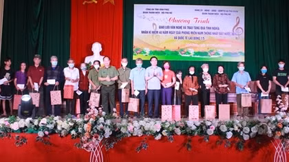 Công an Vĩnh Phúc trao 150 suất quà cho các hộ gia đình chính sách có hoàn cảnh khó khăn