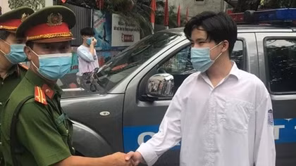 Đưa xe ô tô 113 chở học sinh đến địa điểm thi đúng giờ