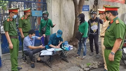 Đi giao hàng giữa mùa dịch, 2 tài xế Grab bị phạt 4 triệu đồng