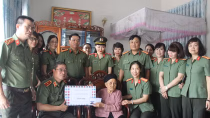 Dâng hương tưởng niệm các Anh hùng liệt sĩ và thăm, tặng quà đối tượng chính sách