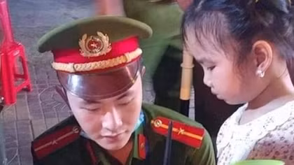 Công an phường giúp đỡ cháu bé bị lạc