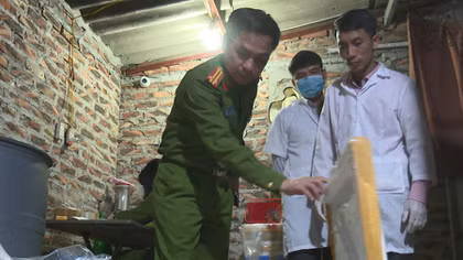 Phát hiện cơ sở kinh doanh thủy sản bơm tạp chất vào tôm 