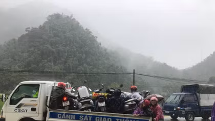 Công an mang phương tiện đưa người dân qua vùng ngập lũ