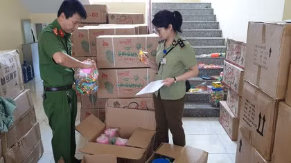  5,5 tấn bánh kẹo và đồ chơi không rõ nguồn gốc "vượt" biên giới