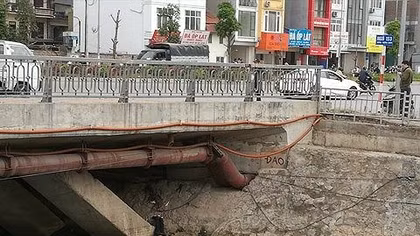 Thi thể nam giới úp mặt xuống bùn trên sông Lừ 