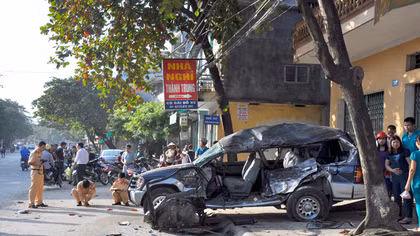 Cú va chạm kinh hoàng giữa xe 7 chỗ và ô tô khách trên đường nội đô