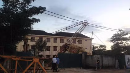 Cẩn cẩu đổ sập xuống trường học đè chết một nam sinh lớp 10