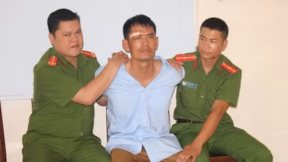 Nghẹt thở giải cứu bé 4 tuổi bị bố tâm thần giết người dọa ném từ tầng 3