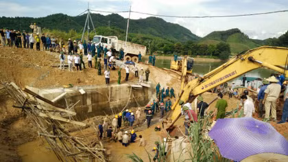 Đã vớt được 3 thi thể công nhân trong vụ sập cầu Vòm