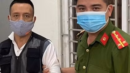 Kiểm tra phòng, chống dịch, Công an xã bắt giữ đối tượng truy nã