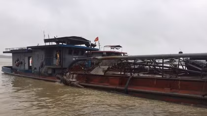 Bắt giữ 10 "cát tặc" cùng 5 tàu hút trên sông Hồng