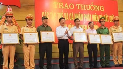 Khen thưởng các tập thể, cá nhân khám phá vụ hơn 300 kg ma túy đá