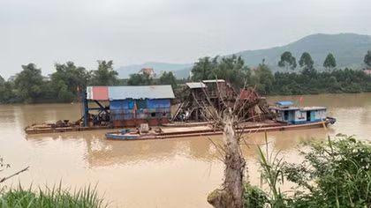 Bắt liên tiếp 3 tàu khai thác cát, sỏi trái phép trên sông Lục Nam