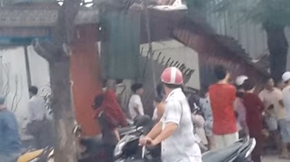 Tài xế container ngủ gật, xe đâm sập nhà dân