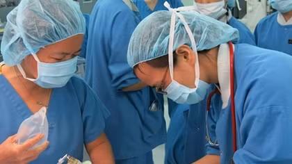 Phẫu thuật cứu sống bé gái sơ sinh nội tạng nằm ngoài ổ bụng