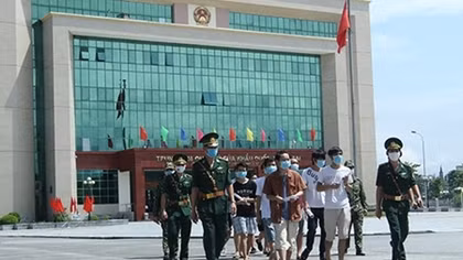 Trục xuất 113 công dân Trung Quốc tại Cửa khẩu Quốc tế Lào Cai