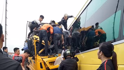 Xe tải và xe khách đấu đầu trên QL18A, hai tài xế bị thương nặng