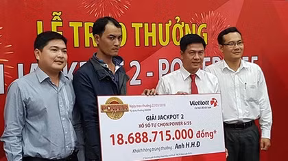 Lần đầu tiên có người không đeo mặt nạ nhận giải độc đắc